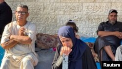 Ожалостени тагуваат покрај телата на Палестинците (не се прикажани на фотографијата) убиени во израелски напад, во Деир Ал-Балах во централниот дел на Појасот Газа, 24 мај 2024 година.