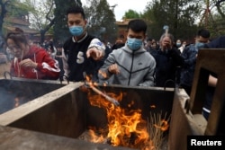 中国年轻人到北京一间寺庙烧香祈福。（2023年4月22日）