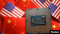 Chip semikonduktor unit pemrosesan pusat (CPU) ditampilkan di antara bendera China dan AS dalam gambar ilustrasi yang diambil pada 17 Februari 2023. (Foto: REUTERS/Florence Lo)