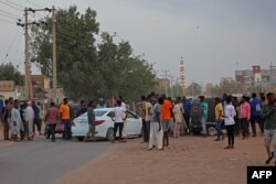 Orang-orang berkumpul di jalan di Khartoum timur pada 16 April 2023. (Foto: AFP)