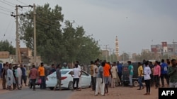 Sejumlah warga berkumpul di jalanan di wilayah timur Khartoum, Sudan, pada 16 April 2023, di tengah pertempuran yang melanda negara tersebut. (Foto: AFP)