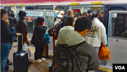 每逢週末及假日，無論在什麼時間，上水火車站總是塞滿準備乘車前往深圳度假的香港人潮(美國之音/林淦峰)