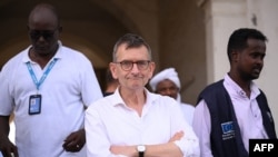 FILE - Volker Perthes (C), Special Representative of the United Nations Secretary-General for Sudan and Head of the UN Integrated Transition Assistance Mission in Sudan, oversees the evacuation of personnel in Port Sudan on April 24, 2023.