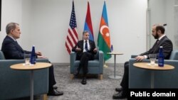 Antoni Blinken, Ceyhun Bayramov və Ararat Mirzoyan (Rəsmi foto,. Mənbə: Dövlət Departamenti)