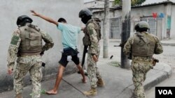Militares revisan a transeúnte en Ecuador en enero de 2024.