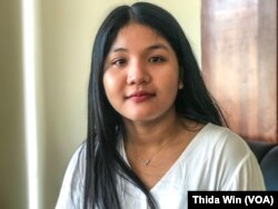 យុវតី ម៉ា សុភាវី អាយុ ២៤ ឆ្នាំ បុគ្គលិកអង្គការផ្នែកសម្របសម្រួលគម្រោងសុខភាពរស់នៅក្រុងភ្នំពេញ មានស្រុកកំណើតនៅខេត្តសៀមរាប ផ្តល់បទសម្ភាសន៍ឱ្យវីអូអេ នៅរាជធានីភ្នំពេញ កាលពីថ្ងៃទី ២២ ខែមេសា ឆ្នាំ ២០២៣។ (ធីតា វីន/វីអូអេ)