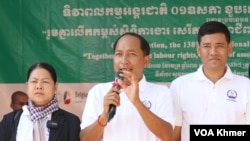 លោក ម៉ម រិទ្ធី (រាប់ពីស្តាំទី១) នៅទិវាពលកម្មអន្តរជាតិលើកទី១៣៨ ថ្ងៃទី១ ខែឧសភា ឆ្នាំ២០២៤។ (លាស់ លីបលីប/វីអូអេ)