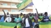 Des habitants brandissant des drapeaux nationaux du Gabon font la fête à Libreville le 30 août 2023.