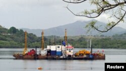 Un taladro del Canal de Panamá profundiza la entrada al canal 24 de abril de 2006. 