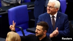 Украинскиот претседател Володимир Зеленски гестикулира по неговото обраќање во Долниот дом на парламентот Бундестаг во Берлин, Германија, 11 јуни 2024 година