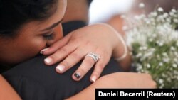 Sepasang suami istri berpelukan usai pemberkatan pernikahan sebagai ilustrasi. Berbeda dengan di Indonesia, ikatan dalam satu kepercayaan bukan merupakan syarat dalam proses pernikahan di Amerika.(Foto: REUTERS/Daniel Becerril)