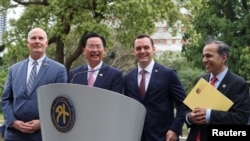 资料照：（左一）美国国会共和党议员约翰·穆罗尔 （John Moolenaar）跟随众议院中共问题特设委员会时任主席加拉格尔（Mike Gallagher 右二）访问台湾期间在台北与台湾外长吴钊燮（左二）出席记者会。（2024年2月22日）