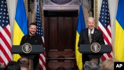 Prezidan Joe Biden ak Prezidan Ikrenyen Volodymyr Zelenskyy pandan yon konferans pou lapres nan Lamezonblanch, 12 Desanm 2023.