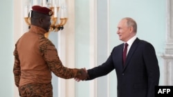 Depuis son arrivée au pouvoir, Ibrahim Traoré ne cache pas vouloir rapprocher le Burkina Faso de la Russie de Vladimir Poutine.