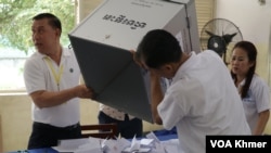 រូបឯកសារ៖ មន្រ្តី​រៀបចំ​ការ​បោះឆ្នោត​បាន​ចាក់​សន្លឹក​ឆ្នោត​ដើម្បី​រាប់នៅ​មណ្ឌល​បោះឆ្នោត​វិទ្យាល័យ​ឬស្សីកែវ ខណ្ឌ​ឬស្សីកែវ ក្នុង​រាជធានី​ភ្នំពេញ នា​ថ្ងៃទី​២៦ ខែ​ឧសភា ឆ្នាំ​២០២៤។ (ស៊ឹម ចាន់សំណា/វីអូអេ)