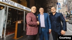 Braća Sinanaj, Džek (L), Ras (C) i Džef ispred svog restorana na Mehnetnu (Ljubaznošću: Džek Sinanaj)