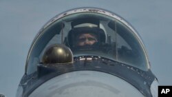 资料照：乌克兰空军一名飞行员准备驾驶米格-29战机飞往东部战区执行任务。（2023年8月2日）