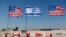 Израелски и американски знамиња поставени на аеродромот во Тел Авив, по повод посетата на тогашниот американски претседател Џо Бајден, на 22 јули, 2022 година.