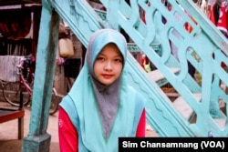 យុវតី អូស្មាន នូតអៃនី អាយុ ១៤ ឆ្នាំ ផ្តល់កិច្ចសម្ភាសន៍ឱ្យវីអូអេ នៅ​ស្រុកកោះសូទិន ខេត្តកំពង់ចាម កាលពីថ្ងៃទី២០ ខែមេសា ឆ្នាំ២០២៣។ (ស៊ឹម ចាន់សំណាង/វីអូអេ)