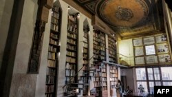 Dans le Vieux Caire, les constructions anciennes et les immeubles se touchent, mais la séparation reste bien réelle entre habitants et monuments.
