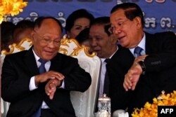 រូបឯកសារ៖ ប្រធានគណបក្ស​ប្រជាជន​កម្ពុជា​លោក ហ៊ុន សែន និង​ប្រធាន​កិត្តិយស​គណបក្ស​ប្រជាជន​កម្ពុជា​លោក ហេង សំរិន មើល​នាឡិកាដៃ ក្នុង​ពិធីគម្រប់​ខួប​បង្កើតបក្សលើកទី៤៥ នៅភ្នំពេញ កាលពីថ្ងៃទី៧ ខែមករា ឆ្នាំ២០២៤។