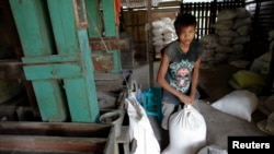 ယခင်မှတ်တမ်းရုပ်ပုံ | ကျိုက်ကလတ်မြို့ရှိ ဆန်စက်တစက်မှာ အလုပ်လုပ်နေသူဦး (မေ ၂၄၊ ၂၀၁၂)