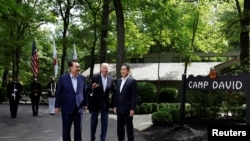 美国总统拜登（中）与日本首相岸田文雄（右）和韩国总统尹锡悦星期五（8月18日）在戴维营举行的历史性峰会并签署了签署了合作文件。