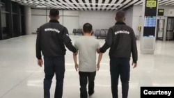 持变造护照而被捕的中国走线客 （巴拿马移民局提供) 