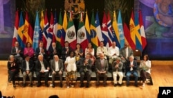 La vicepresidenta de Colombia, Francia Márquez, centro izquierda, y el canciller de México, Marcelo Ebrard, centro derecha, asisten a la ceremonia de clausura de la segunda ronda de conversaciones de paz, en la Ciudad de México, 10 de marzo de 2023.