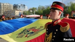 Պատվո պահակախումբը Մոլդովայի դրոշով Քիշնևում