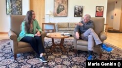 Снайдера та Мусаковську познайомив вірш "Такі незручні, такі страшні вірші". Поетка написала його у березні 2022 року. Снайдер сам переклав його та використав під час своєї лекції про історію України