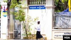 សិស្សម្នាក់ដើរកាត់បដាដែលសរសេរថា «អរគុណសន្តិភាព» នៅមុខរបង​សាលា​អនុវិទ្យាល័យ​ចតុមុខ នៅរាជធានីភ្នំពេញ កាលពីថ្ងៃទី ២០ ខែមីនា ឆ្នាំ ២០២៣។ (ទែន សុខស្រីនិត/វីអូអេ)