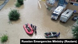 Tim penyelamat menggunakan perahu karet untuk mengevakuasi warga yang terendam banjir di Ussuriysk, Rusia, 12 Agustus 2023. (Foto: via REUTERS)