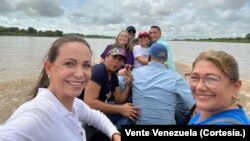 María Corina Machado, dirigente opositora, se toma una fotografía junto a su equipo de trabajo al navegar en una curiara hasta el estado Apure, Venezuela, el 22 de mayo de 2024, para participar en actos de campaña política.