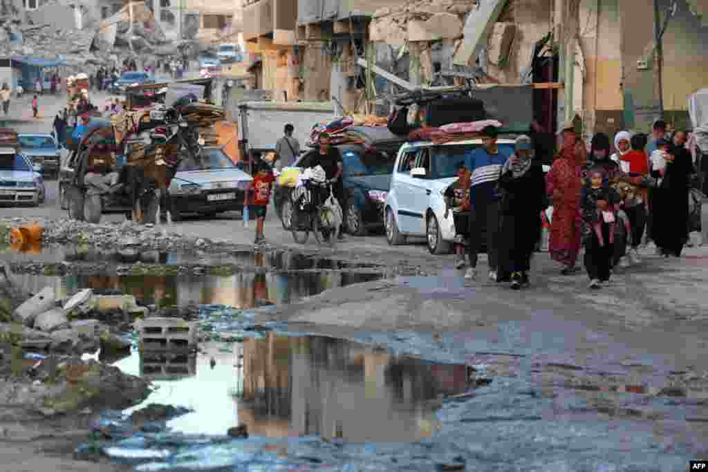 Displaced Palestinians leave an area in east Khan Yunis after the Israeli army issued a new evacuation order for parts of the city and Rafah, in the southern Gaza Strip, July 1, 2024.