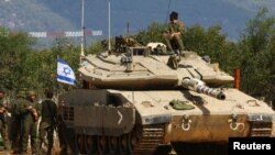 লেবাননের সাথে ইসরায়েলের উত্তরাঞ্চলীয় সীমান্তের কাছে ইসরায়েলি সেনাবাহিনীর ট্যাংক দেখা যাচ্ছে। ১৬ অক্টোবর ২০২৩।