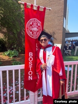 Herman Manoe berpose di kampus Boston University (foto: courtesy).