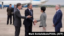 সাংহাই হংকিয়াও আন্তর্জাতিক বিমানবন্দর ছাড়ার প্রস্তুতির সময় (ডান থেকে তৃতীয়) যুক্তরাষ্ট্রের পররাষ্ট্রমন্ত্রী অ্যান্টনি ব্লিংকেন অন্যান্য কর্মকর্তাদের সাথে কথা বলছেন। ২৫ এপ্রিল, ২০২৪। 