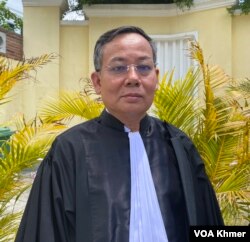 លោក ផែង ហេង សហមេធាវីលោក កឹម សុខា ឈរមុខសាលាឧទ្ធរណ៍ ក្នុងរាជធានីភ្នំពេញ នាថ្ងៃព្រហស្បតិ៍ ទី២៣ ខែឧសភា ឆ្នាំ២០២៤។ (មាស ដា/វីអូអេ)