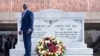 El presidente de Kenia, William Ruto, captado al depositar una corona de flores en las tumbas de Martin Luther King Jr. y Coretta Scott King, durante una parada en el King Center en Atlanta, Georgia, el 20 de mayo de 2024, como parte de su visita de Estado a EEUU.