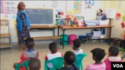 Tsega Fitsum, a volunteer teacher at the Mai Weyni school in the Tigray regional capital, Mekelle, teaches at a kindergarten. (Mulugeta Atsbaha/VOA) 