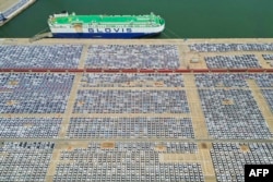 中国山东烟台港口排列的将要出口的汽车。（2023年6月1日）