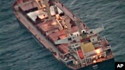 Foto yang dirilis Biro Informasi Pers India menunjukkan kapal kargo MV Ruen yang berbendera Malta. Menurut Angkatan Laut India, Sabtu (16/12), pihaknya sedang mengintai kapal itu yang diduga dibajak oleh penyerang tak dikenal di Laut Arab. (Foto: Press Information Bureau via AP)