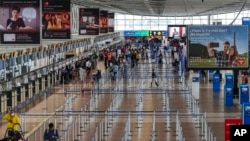 El área de check-in del Aeropuerto Internacional Arturo Merino Benítez está parcialmente vacía debido a restricciones de viaje para ayudar a frenar la pandemia de COVID-19 en Santiago, el 13 de noviembre de 2020.