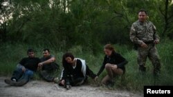 2019年7月26日来自墨西哥、萨尔瓦多、中国和哥伦比亚的移民非法越过格兰德河后在德克萨斯州被美国边境巡逻人员拘留