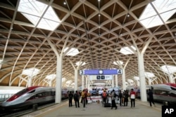 2023年10月2日，在印度尼西亞雅加達哈利姆站舉行的東南亞首條高速鐵路開通儀式期間，高速列車停在印度尼西亞雅加達的哈利姆站，這是中國“一帶一路”基礎設施倡議下的一項重點項目。（美聯社照片）