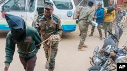 এক স্প্যানিশ পর্যটককে গণধর্ষণের অভিযোগে গ্রেপ্তার হওয়া তিনজনকে পুলিশ ২০২৪ সালের ৪ মার্চ ভারতের ঝাড়খণ্ডের দুমকা জেলা আদালতে নিয়ে এসেছে। 