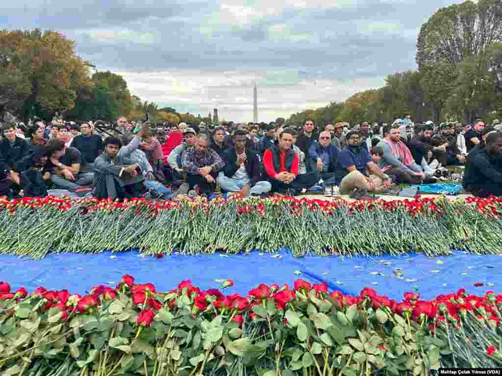 20 Ekim 2023 -&nbsp;İsrail'in, Hamas'ın saldırılarına misilleme olarak Gazze'ye yönelik başlattığı bombardıman devam ederken birçok ülkede tepkiler de büyüyor. ABD'nin başkenti Washington'da Müslüman, Hristiyan ve Yahudi toplulukları Filistin'e destek mesajıyla biraraya geldi. Eylemde, cuma namazı kılındı