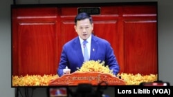 លោក ហ៊ុន ម៉ាណែត ថ្លែងសុន្ទរកថាអំពីការប្តេជ្ញាចិត្តដឹកនាំរដ្ឋាភិបាល ក្រោយពីរដ្ឋសភាបោះឆ្នោតផ្តល់សេចក្តីទុកចិត្តឱ្យធ្វើជានាយករដ្ឋមន្ត្រីសម្រាប់អាណត្តិទី៧។ រូបនេះថតពីអេក្រង់ទូរទស្សន៍ក្នុងបន្ទប់ព័ត៌មាននៃរដ្ឋសភា នៅថ្ងៃទី២២ ខែសីហា ឆ្នាំ២០២៣។ (លាស់ លីបលីប/វីអូអេ)