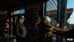 格林钦科意识到在俄罗斯“度假”的女儿们的监护人已不再是她认识的本地教师后，决定把孩子接回家。(2023年4月10日，美国之音博夏特拍摄)